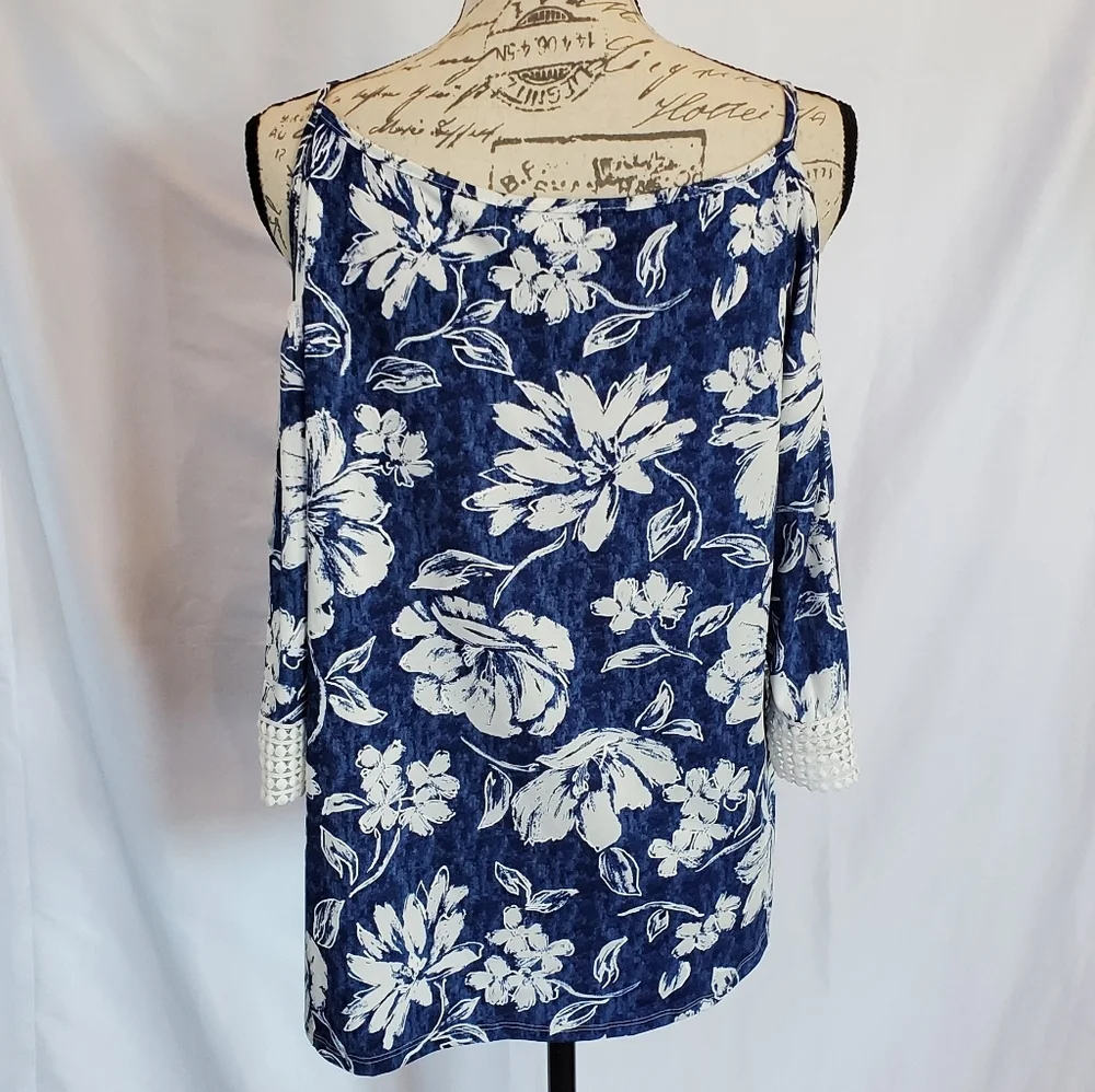 Harlow & Rose Blue White Floral Cold Shoulder Top Size Large